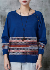 Moderner blauer übergroßer gestreifter Strickpullover